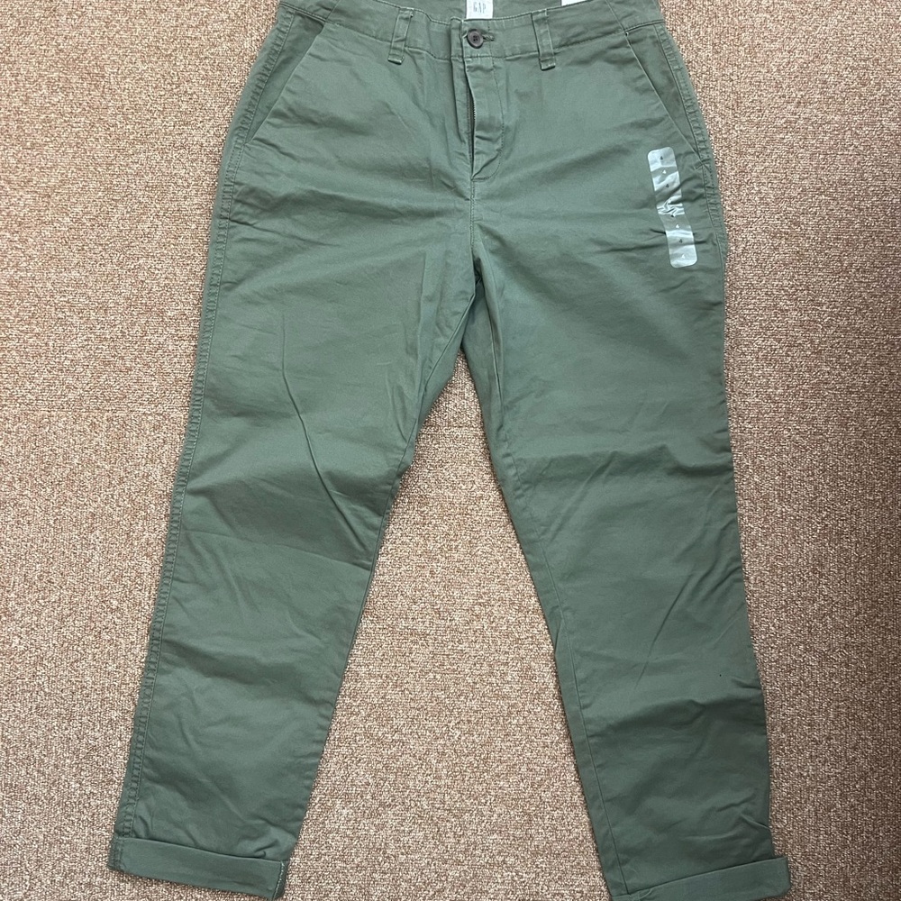 NWT Women’s GAP Girlfriend Khaki Pants